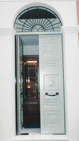 Κεντρική πόρτα Νεοκλασικού κτιρίου λάκα σε μασίφ IROCO
