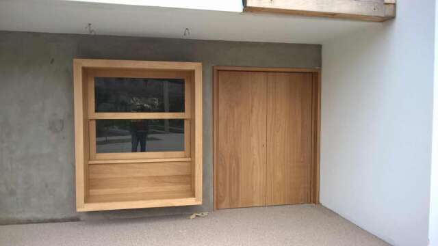 Είσοδος και ανασυρόμενο παράθυρο από μασίφ ξύλο IROCO