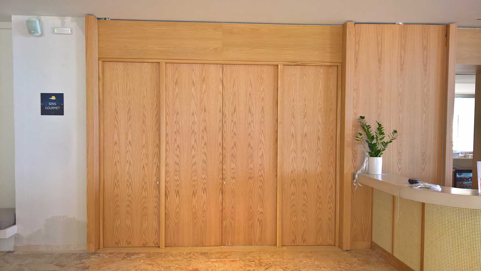 Four-section wooden door made of OAK