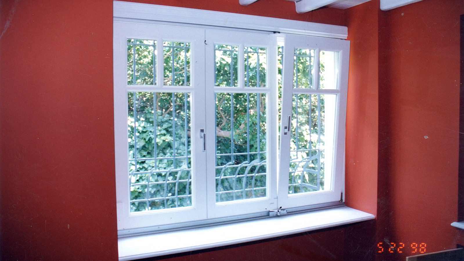 Fenêtre pliante et inclinable à trois feuilles / trois châssis